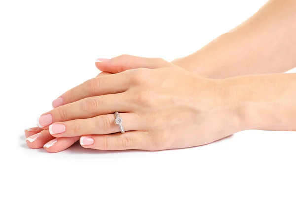 Mão feminina com um anel de ouro prata — Fotografia de Stock