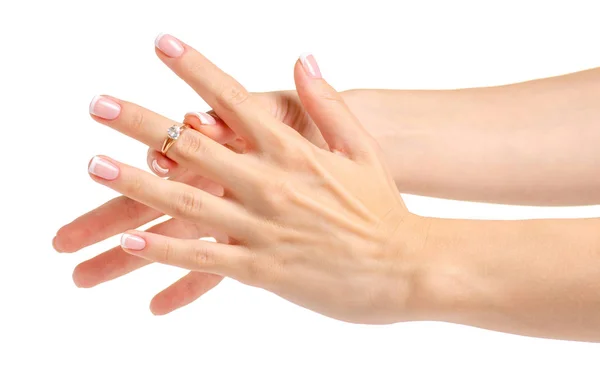Mão feminina com um anel de ouro — Fotografia de Stock