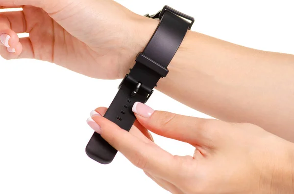 Femme montre noire sur la main d'un bracelet en caoutchouc — Photo