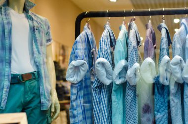 Askı adam erkek giyim gömlek ile raf