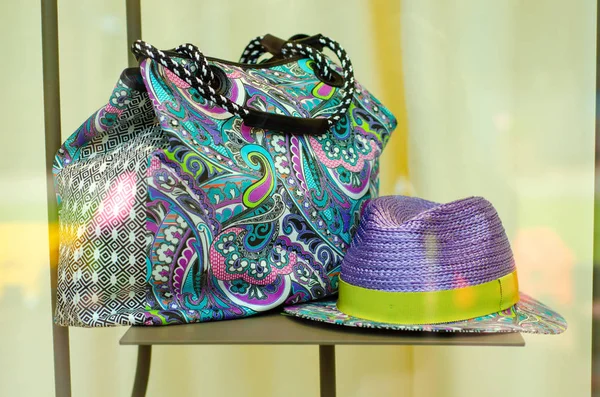 Vetrina negozio moda signore borsa cappello vendita — Foto Stock