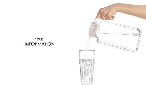Un vaso de agua una jarra de decantador con agua en patrón de mano — Foto de Stock
