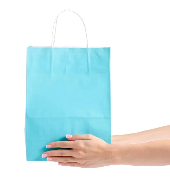 Blå turkos pappersförpackningen väska i handen shop shopping mode — Stockfoto