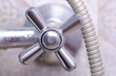 Krom musluk banyo