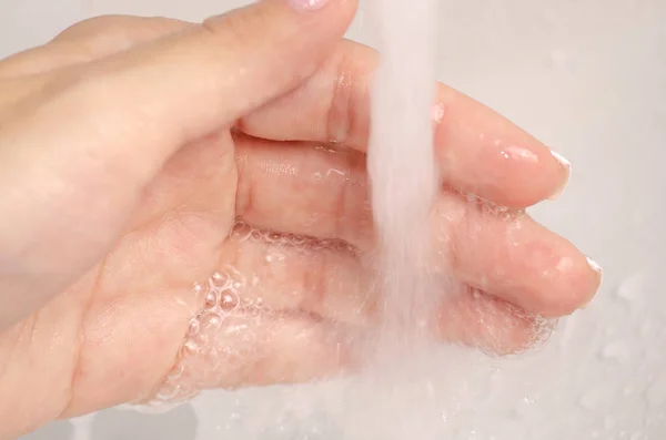 Agua en el baño del lavabo — Foto de Stock