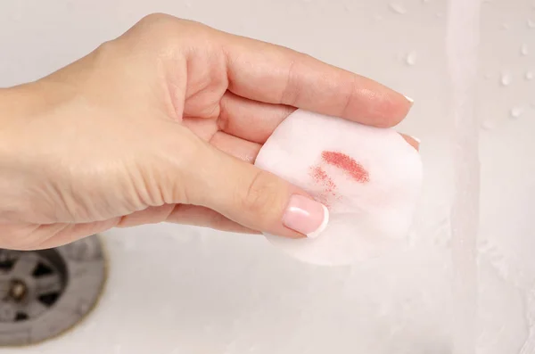 Disco de algodón en lavado a mano de maquillaje — Foto de Stock