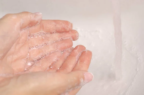 Lavarse las manos en el lavabo jabón baño de agua —  Fotos de Stock