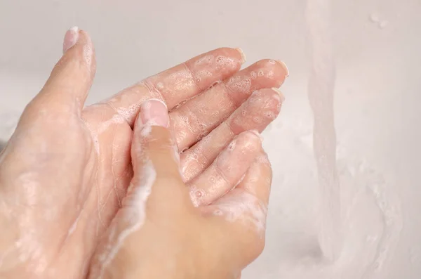 Lavarse las manos en el lavabo jabón baño de agua — Foto de Stock