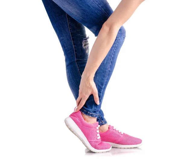 Жіночі ноги блакитні джинсові рожеві кросівки — стокове фото