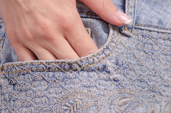 Mulher em jeans bolso macro — Fotografia de Stock