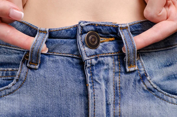 Женщина в джинсах макрос кнопки — стоковое фото