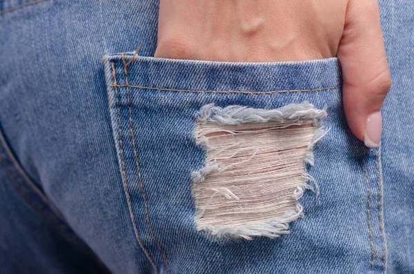 Mulher de jeans rasgado bolso macro — Fotografia de Stock