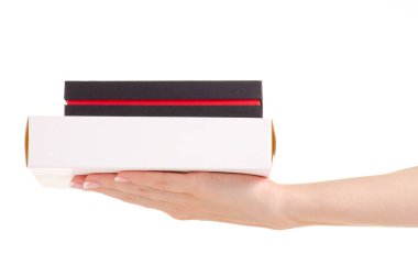 Siyah ve beyaz kutular elinde