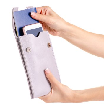 Belgeler ve elinde cep telefonu pasaport için kadın çanta