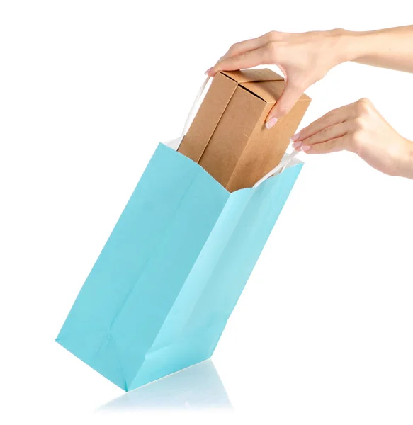 La scatola nel pacchetto sacchetto di carta a mano — Foto Stock