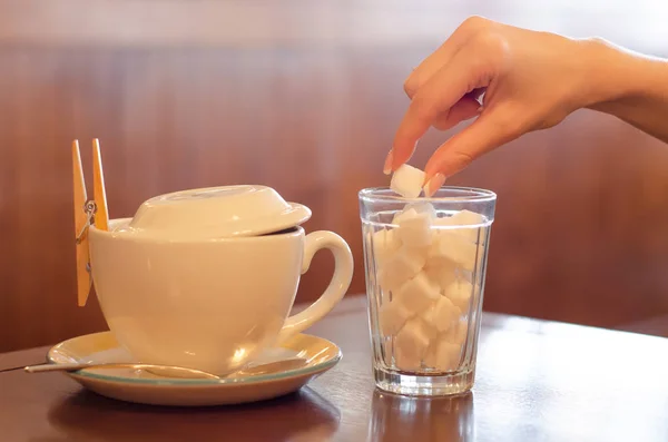 Die Tasse Tee Ein Glas Zucker Der Hand Auf Dem — Stockfoto