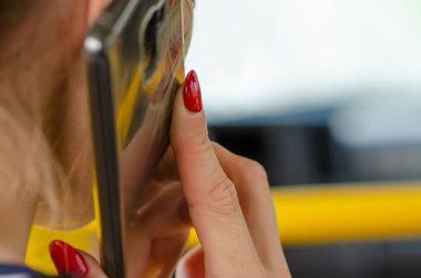 Telefon makro fotoğraf üzerinde konuşurken kız