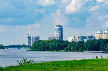 Yüksek katlı ev yeşil doğa mavi gökyüzü