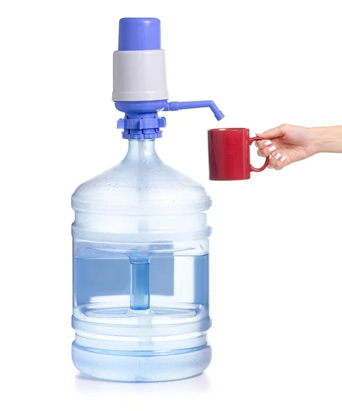 水ポンプのマグカップを手にボトルします。 — ストック写真
