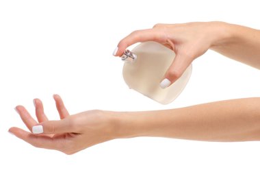 Elinde şişe parfüm