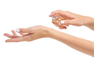 Elinde şişe parfüm