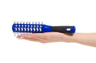 Elinde mavi saç tarağı