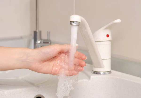На кухні мийка змішувач води рука — стокове фото