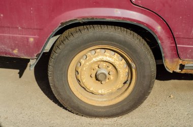 Eski paslı sürücü araba