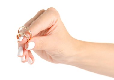 Alyanslar ellerinde.