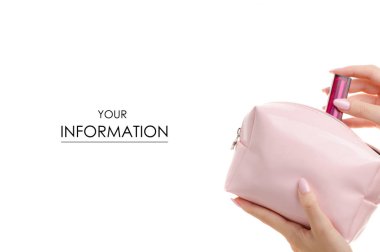 Ruj desenli kadın elinde pembe açık kozmetik çantası