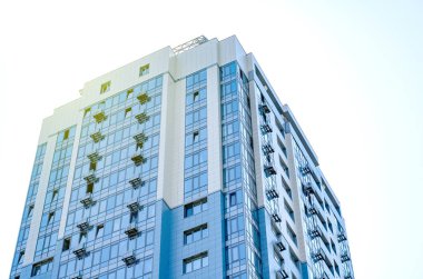Mavi gökyüzü arka plan üzerinde yüksek katlı ev