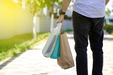 Moda alışveriş torbaları elinde adam