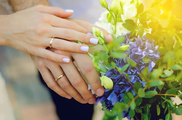 Bride groom flowers hands rings