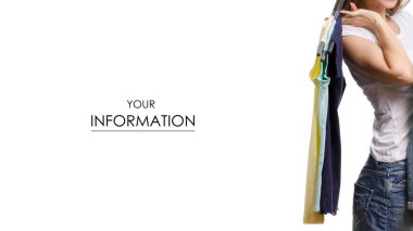 Güzel genç kadın şeyler kot ile t-shirt ve satış desenli