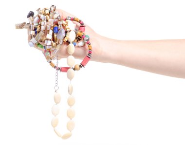 Çok renkli taş boncuklar el güzelliğine farklı