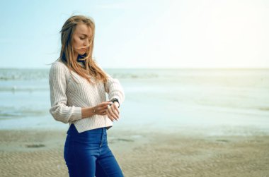 Kazak kot izle gülümseyen güzel kadın