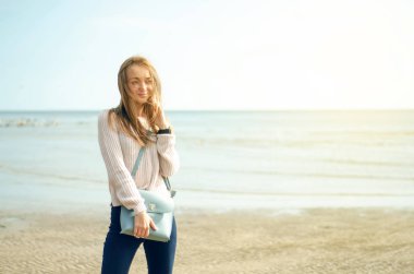 Güzel kadın bir kot kazaklı kadın çanta izle Ayakkabı