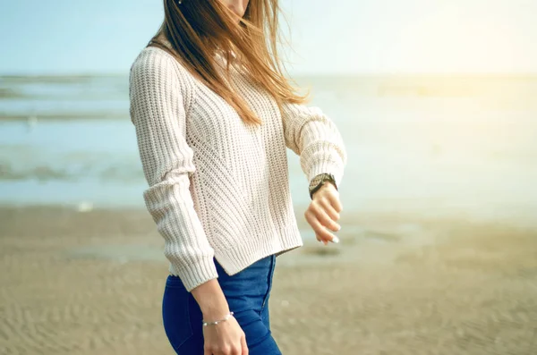 Hermosa mujer sonriente reloj vaqueros suéter — Foto de Stock