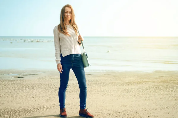Mulher bonita em uma camisola jeans sapatos saco feminino — Fotografia de Stock