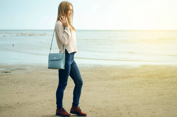 Krásná žena v jeans svetr boty Dámské kabelky hodinky — Stock fotografie