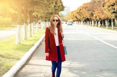 Güzel kadın kadın çanta ceket kazak kot izle güneş gözlüğü gülümse