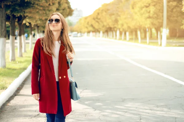 Hermosa mujer mujer bolso abrigo suéter jeans sonrisa reloj gafas de sol — Foto de Stock