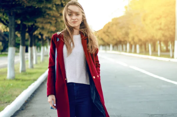 Hermosa mujer mujer bolso abrigo suéter jeans sonrisa reloj gafas de sol — Foto de Stock