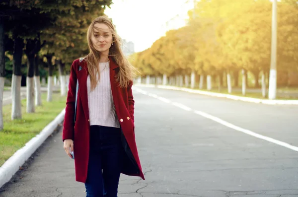 Hermosa mujer mujer bolso abrigo suéter jeans sonrisa reloj gafas de sol — Foto de Stock