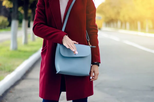 Hermosa mujer mujer bolso abrigo suéter jeans sonrisa reloj gafas de sol — Foto de Stock