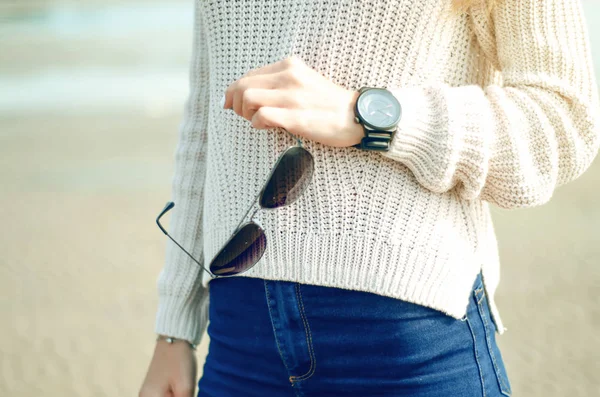 Mujer sostiene gafas de sol en el fondo del mar — Foto de Stock