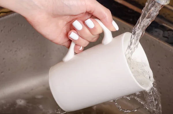 A mosás ételek csésze bögre kezében szivacs — Stock Fotó