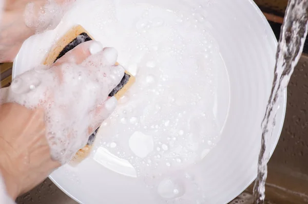 Esponja para lavar platos plato en las manos — Foto de Stock