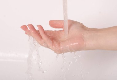 Eller sabunlu su musluk