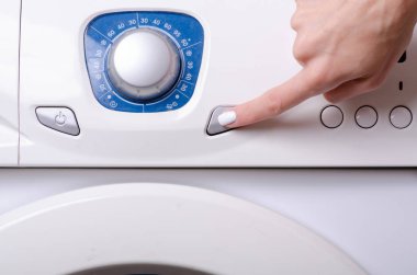 Çamaşır makinesi düğmesini el